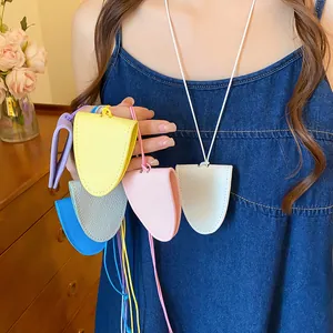 Detailopname van hoogwaardige lederen brillenclip hangers in diverse levendige kleuren
