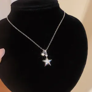 Detailaufnahme eines funkelnden Zirkonia-Sternanhängers an einer feinen silbernen Kette