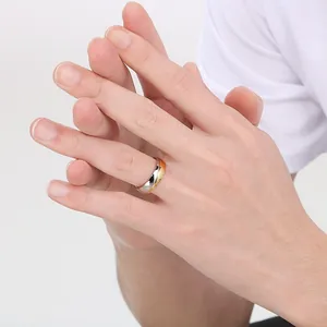 Minimalistischer zweifarbiger Ring aus Titanstahl für Damen und Herren am Finger