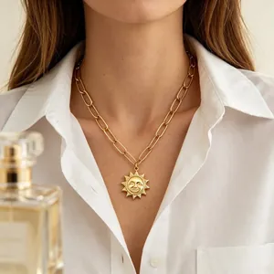 Élégant collier vintage avec pendentif soleil doré et chaîne trombone pour femme