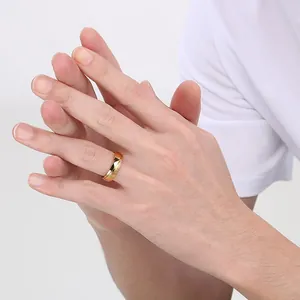 Polierter, 18 Karat vergoldeter Titanstahl-Ring, minimalistisches Detail am Finger