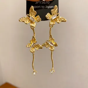 Elegante gouden vlinder oorbellen met kwastjes en zirkoon voor een chique look