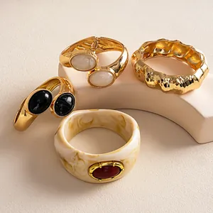 Détail d'un ensemble de bracelets vintage en résine et métal plissé