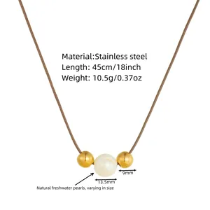 Detail van een natuurlijke zoetwaterparel ketting met gouden stalen kralen en maten.