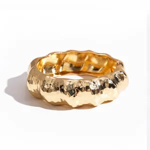 Bracelet manchette vintage en or massif avec une texture froissée géométrique unique