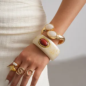 Vue détaillée d'un bracelet en résine marbrée rétro et de bracelets en métal doré