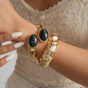 Gros plan détaillé d'un bracelet vintage doré avec pierre en résine noire et fini martelé