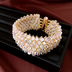 Detaillierte Nahaufnahme eines schillernden Perlenarmbands mit Kristall und Goldakzenten
