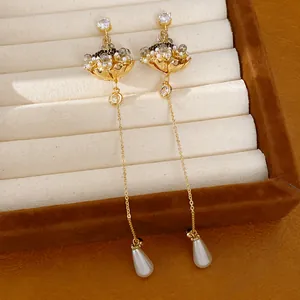 Detailweergave van elegante zirkonia bloemenoorbellen met druppelparels