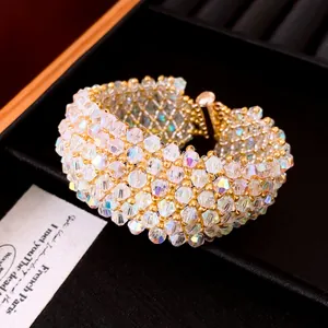 Detaillierte Makroansicht des funkelnden Armbands mit Kristallen und Goldperlen