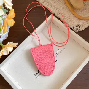 Collier porte-lunettes portable en cuir rose avec cordon élégant pour les voyages