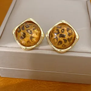 Nahaufnahme eleganter Resin-Ohrstecker mit Leopardenmuster auf einer Box
