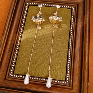 Elegante vintage gouden hangende oorbellen met zirkoon bloem en een verfijnde parel druppel