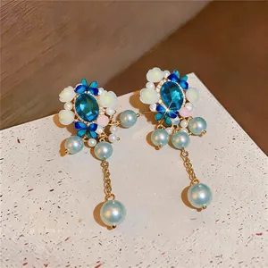 Elegante Blumen-Perlen-Ohrhänger mit blauen Edelsteinen und feinen Silbernadeln