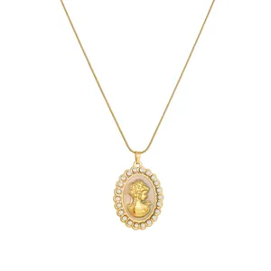 Détail d'un collier vintage français plaqué or avec pendentif camée et perles blanches