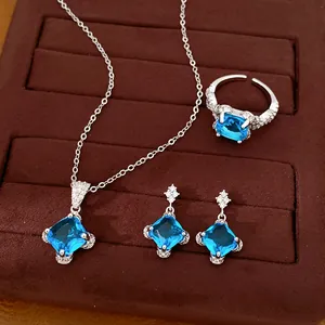 Detailansicht eines Luxusschmucksets mit hellblauen Steinen auf Samtuntergrund
