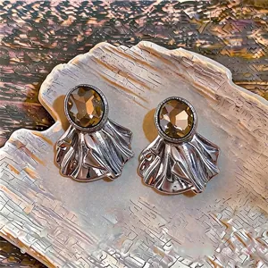 Pendientes vintage de plata con piedras ovaladas marrones y textura metálica plisada