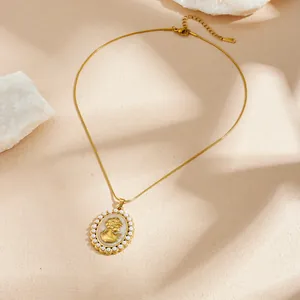 Vue détaillée exquise du collier pendentif camée vintage français avec bordure en perles