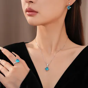 Elegant getragene Silberkette mit funkelndem hellblauem Zirkonia-Anhänger in Raute.