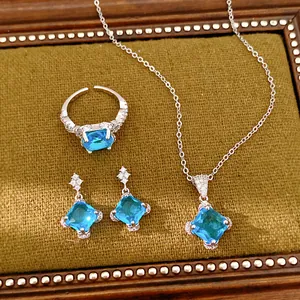 Detailansicht des Zirkon-Schmucksets mit blauen Steinen in Rautenform und Pavé