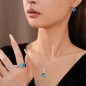 Nahaufnahme eines Modells mit einem luxuriösen Set aus blauem Zirkonia-Schmuck und Kette