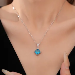 Elegante Nahaufnahme einer blauen Rauten-Zirkon-Halskette an einem Modellhals