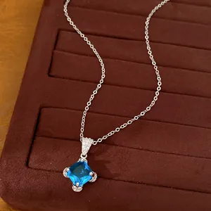 Nahaufnahme einer eleganten rautenförmigen blauen Zirkonia-Halskette an Silberkette.