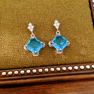 Elegante silberne Hängeohrringe mit leuchtend blauen quadratischen Zirkonia-Steinen