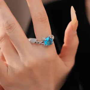 Makroansicht eines Luxusrings mit blauem Zirkon und diamantbesetztem gedrehtem Band