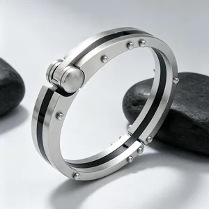 Nahaufnahme des industriellen Punk-Niet-Titanstahl-Armbands mit Scharnierverschluss.