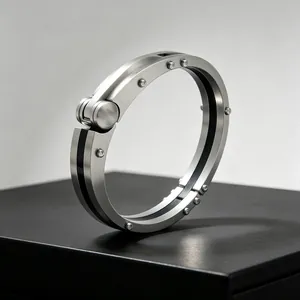 Detailansicht eines industriellen Nietarmbands aus Titanstahl mit Scharnier