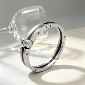 Nahaufnahme des industriellen Punk-Nietenarmbands mit metallischem Klappmechanismus