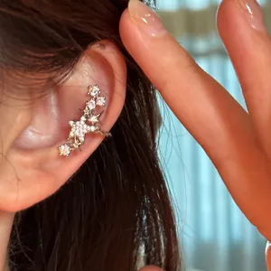 Manchette d'oreille étoile en zircone étincelante, design élégant en ton argenté