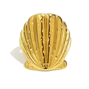 Eleganter 18 Karat vergoldeter Edelstahl Muschelring mit strukturierter Oberfläche