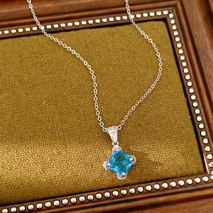 Nahaufnahme der eleganten Halskette mit rhombenförmigem hellblauem Zirkon-Anhänger