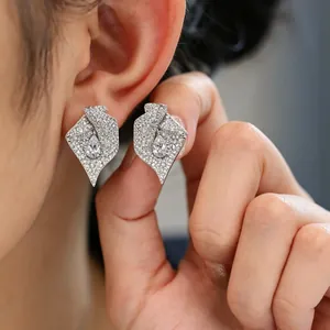 Gros plan d'élégantes boucles d'oreilles tulipes en zircon avec détails pavés