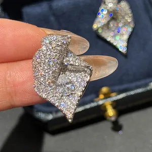 Gros plan de boucles d'oreilles tulipes élégantes avec des pierres de zircon blanches