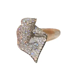 Boucle d'oreille tulipe élégante avec pavé de zircons étincelants pour un look chic