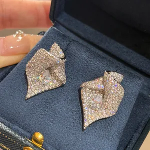 Gros plan de boucles d'oreilles élégantes en forme de tulipe avec zircons