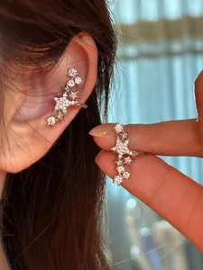 Gros plan détaillé d'un protège-oreille en forme d'étoile en zircon étincelant