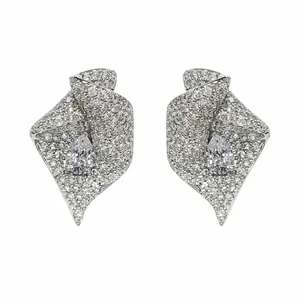 Gros plan détaillé de boucles d'oreilles tulipes en argent avec zircon pavé