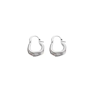 Unregelmäßige Wellenmuster Plissierte C-förmige Ohrstecker Legierung Emaille Silberstift Ohrringe Für Damen Nischen-Design Modeschmuck