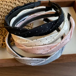Nahaufnahme von geflochtenen Haarbändern aus Stoff mit Polka-Dot-Muster in verschiedenen Farben.