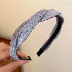 Detailansicht des grauen gepunkteten Stoffes und des gedrehten Designs des Stirnbands.