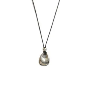 Collier minimaliste de style coréen avec pendentif rond plissé en argent sur cordon noir