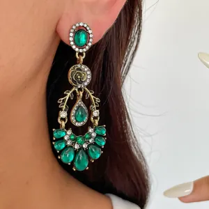 Nahaufnahme von smaragdgrünen Strass-Ohrhängern im Vintage-Stil für Damen.