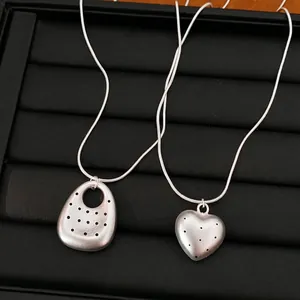 Colliers élégants en argent mat avec pendentifs cœur et ovale et motif à pois