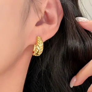 Elegante 18 Karat vergoldete Creolen mit geometrischer Textur und funkelndem Zirkonia