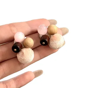 Zoete herfst winter oorbellen met roze kattenoogsteen, houten kralen en pomponnetjes.