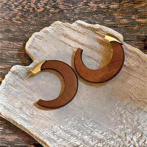 Elegante New Chinese Style Holz-Ohrringe in C-Form mit goldenen Metallkappen im Vintage-Stil